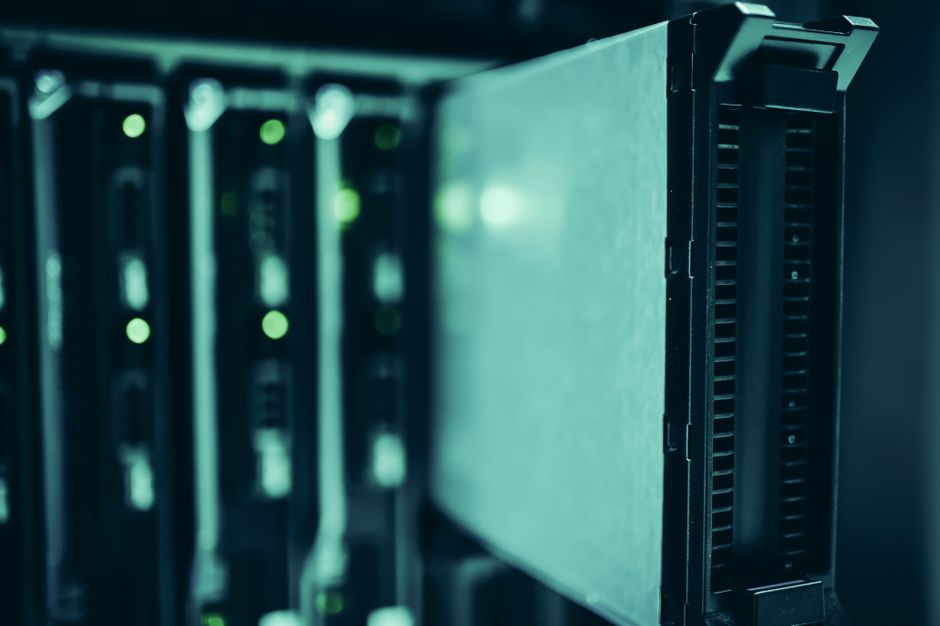 Leerer moderner Serverraum oder IT-Infrastrukturraum mit Kabeln und Rack-Einschüben, der die Spannung zwischen alter und