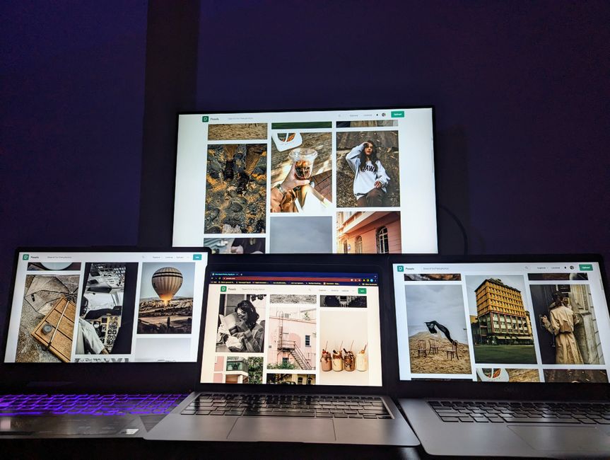 Mehrere Monitore oder Digital-Signage-Displays unterschiedlicher Generationen nebeneinander an einer Wand, symbolisiert 